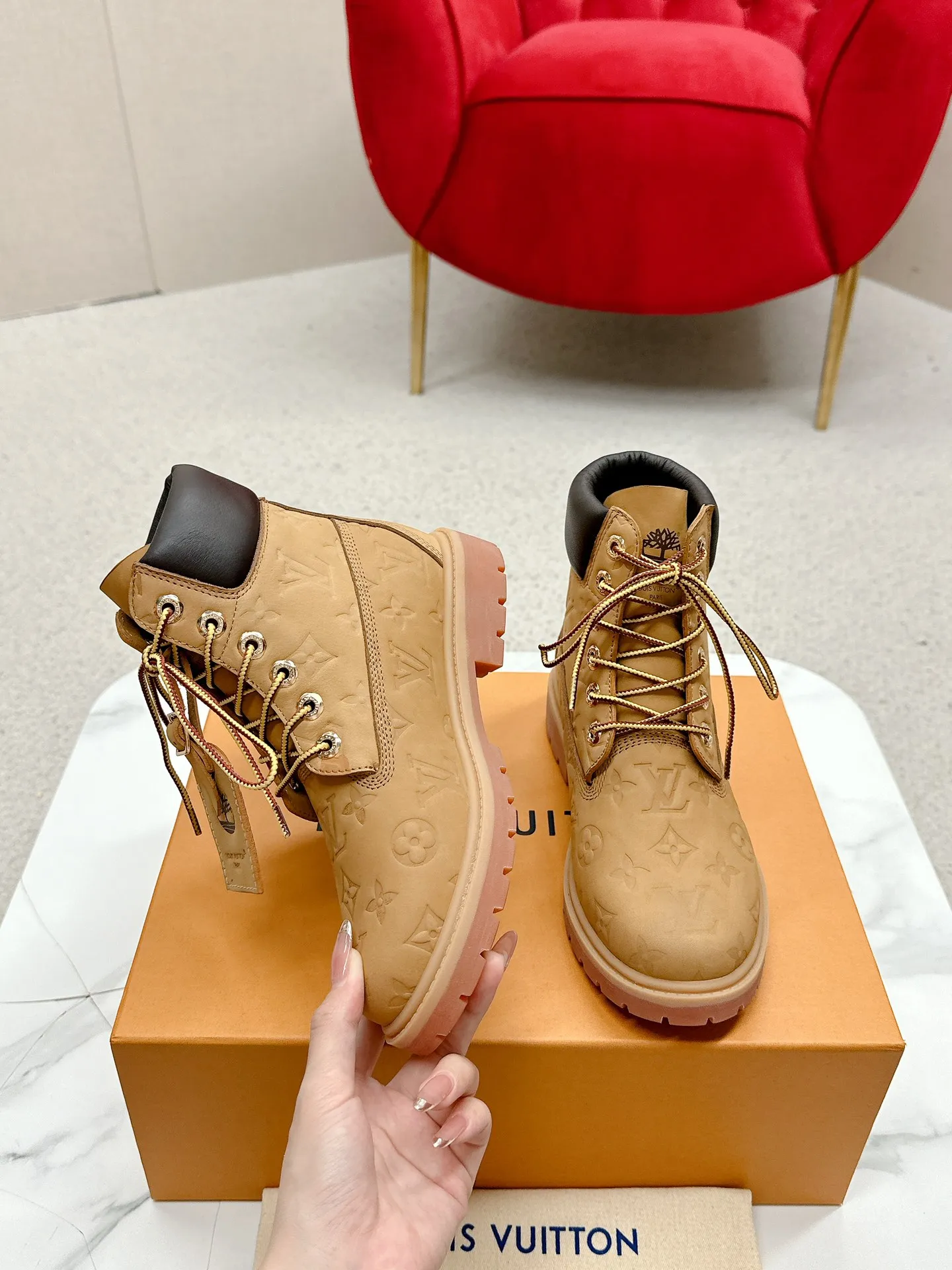 👟👟Ex-factory price 700👟👟 LV’s unbeatable co-branded Martin boots grandly launch Louis Vuitton x Timberland boots. LV x Timberland Timberland co-branded presbyopic rhubarb boots and ankle boots. LV x Timberland ankle boots are made of Monogram embossed waterproof nubuck cow leather. Relying on the brand's exquisite craftsmanship, the classic Timberland 6-inch boot shape is carefully reshaped in Italy, making an eye-catching appearance in American workwear style. Women's size 35-40 (41 is custom-made and non-refundable)
